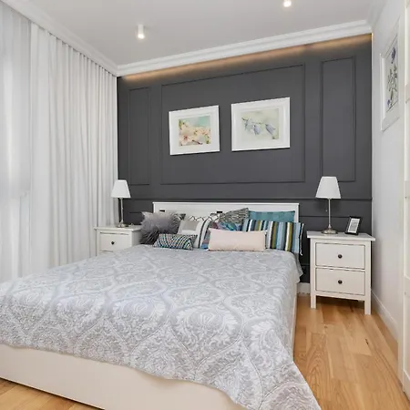 Metro Plocka Exquisite By Renters ワルシャワ